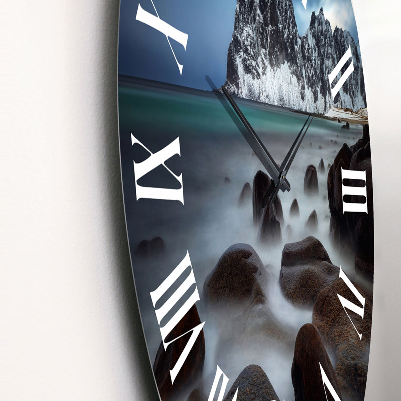 Rocky Coast With Mountains - Horloge murale nautique et côtière, Moyen