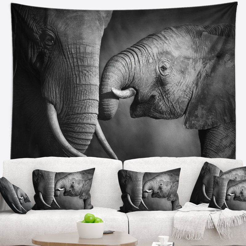 Tapisserie «Elephants montrant l'affection», H 32 po x l 39 po