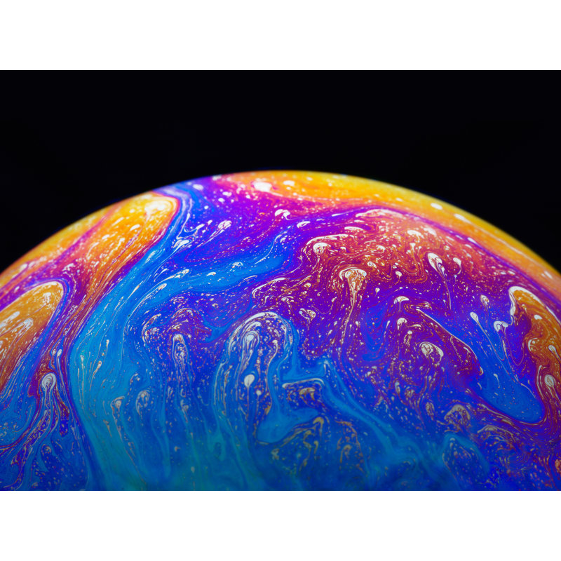 Bulle de savon en gros plan par Philippe Moisoux, H 25 po x l 33 po, Toile avec cadre noir