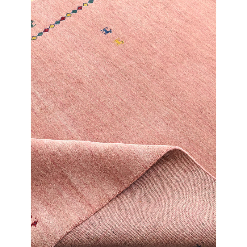 Tapis rose fait à la main 5 x 8 avec motif de chèvre et de fille