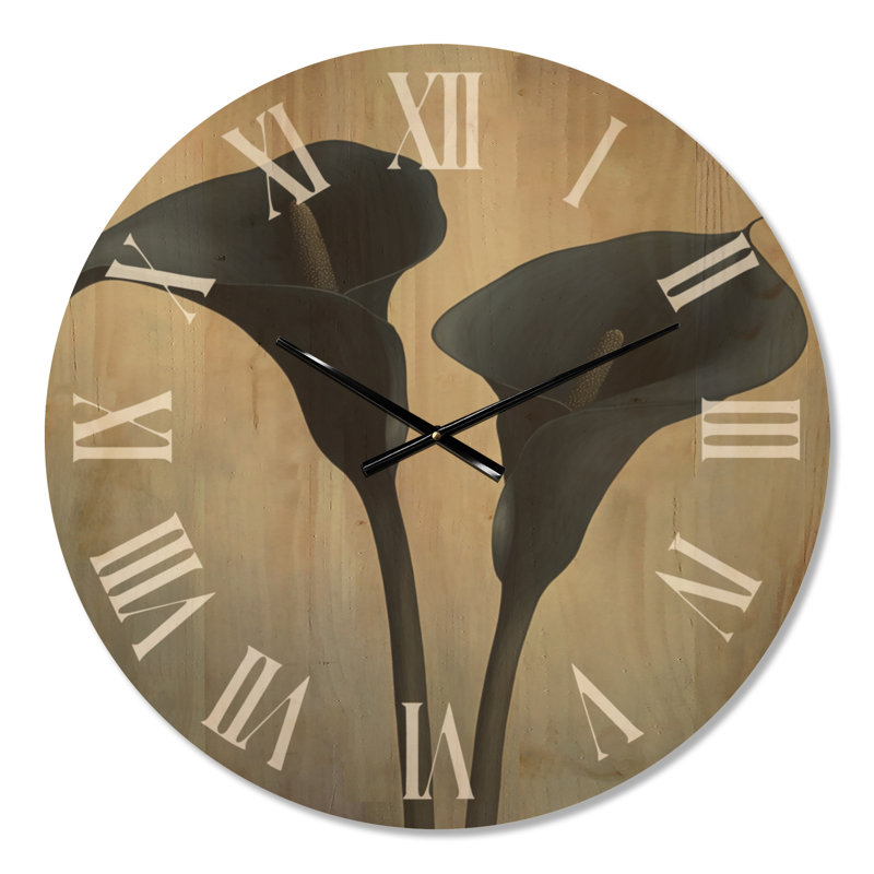 Horloge murale ronde à motif floral « Lys calla indigo I », imprimée sur bois., Médium