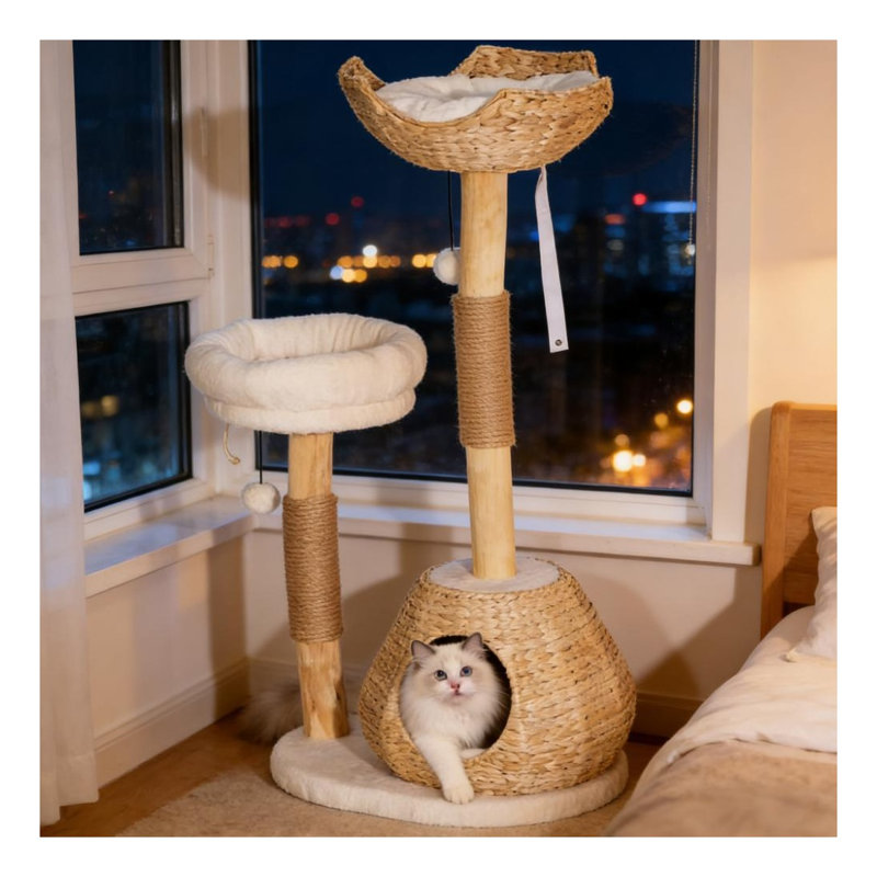 Arbre à chat blanc crème et bois naturel avec poteaux à griffer en jute et perchoirs moelleux
