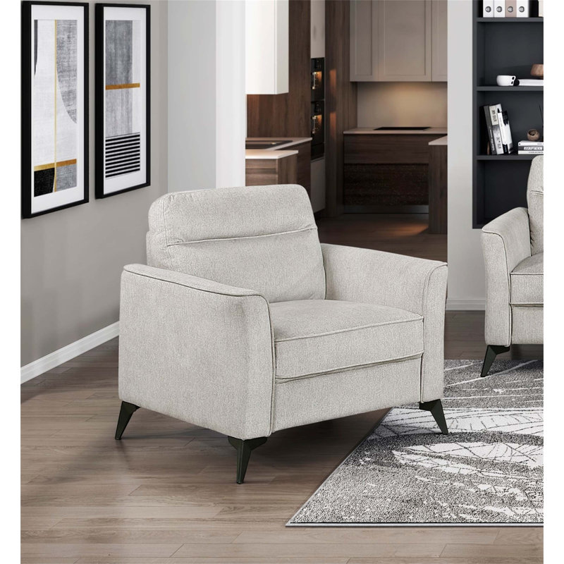 Chaise de salon moderne avec revêtement en microfibre brun clair, coussin confortable et pieds en métal robustes pour un décor contemporain