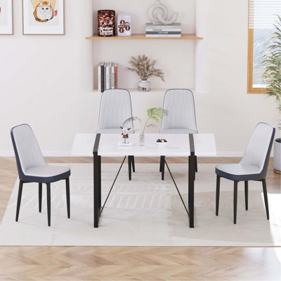 Ensemble de table de salle à manger en bois aggloméré rectangulaire blanc de 55 po et 4 chaises sans accoudoirs, ensemble de chaises de cuisine en métal noir