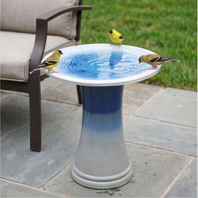 Bain d'oiseaux en céramique fait à la main avec glacis ombré - plateau de 17 pouces et piédestal de 18 pouces, blanc à bleu, mangeoire à oiseaux et baignoire d'extérieur pour le jardin, le patio, la cour