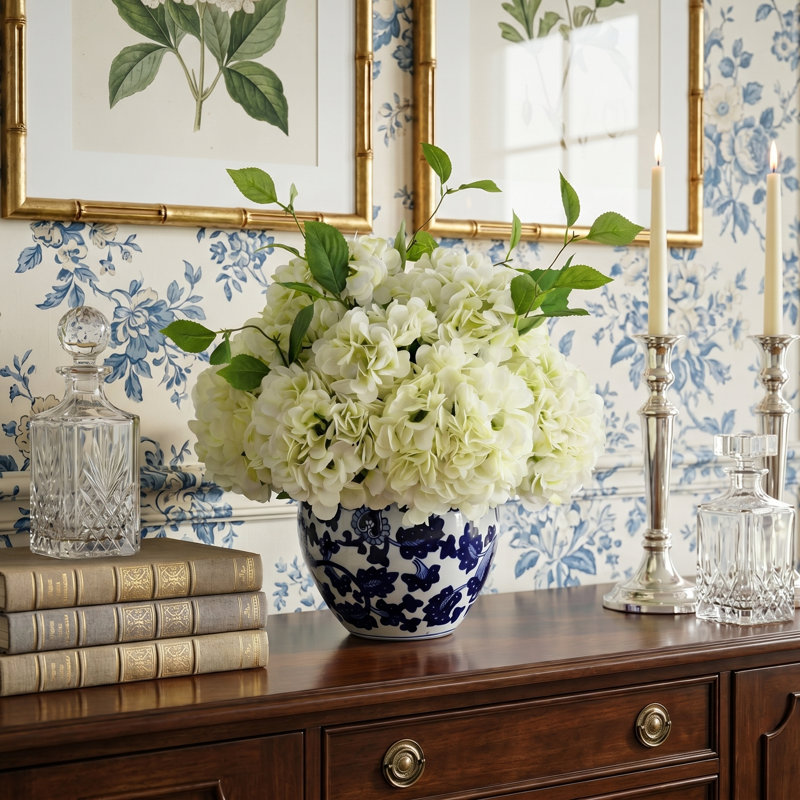 Arrangement floral d'hortensias dans un vase