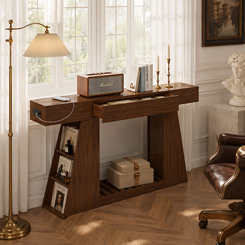 Console étroite de 152 cm avec prise électrique intégrée, table d'appoint rectangulaire de style ferme à placer derrière un canapé, aspect bois, avec compartiments latéraux et tablette de rangement ouverte à lattes pour l'entrée, le salon ou le couloir.