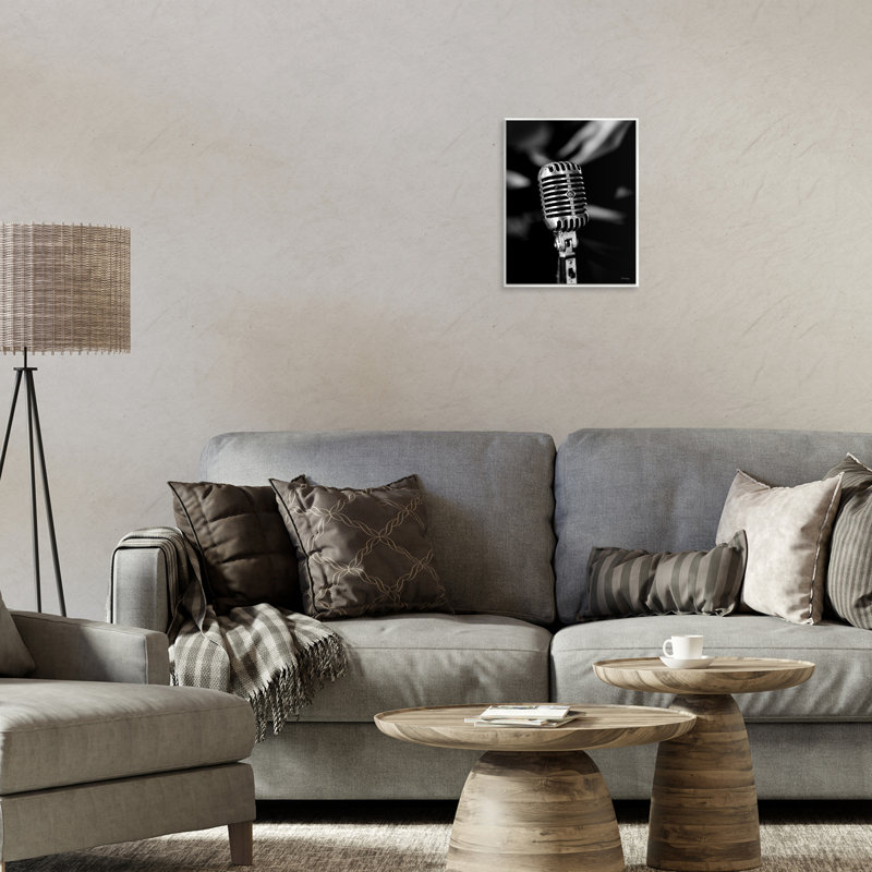  «Vintage Microphone on Black Wall Art» par Jennifer Rigsby