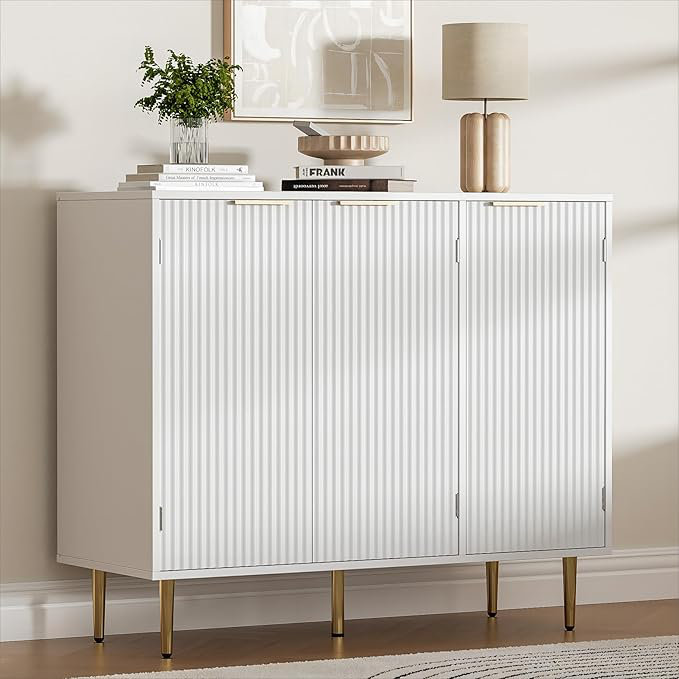 Buffet cannelé avec 3 portes, armoire d'appoint moderne avec tablettes réglables, rangement de cuisine avec poignées dorées, bar à café pour la cuisine, salle à manger
