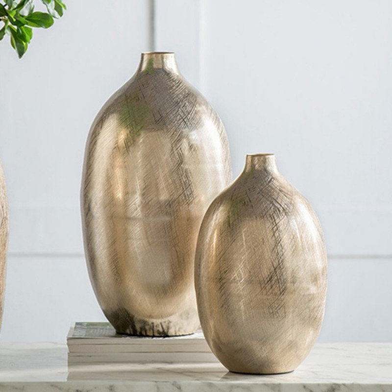 Vase en aluminium de conception transitionnelle