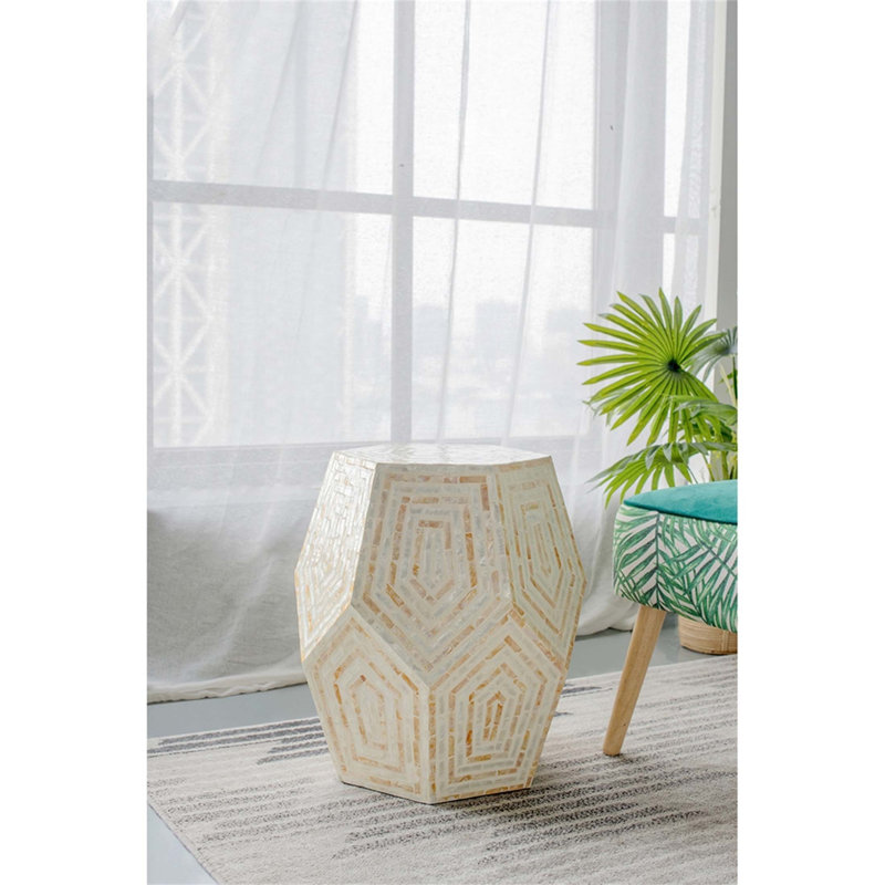 Tabouret hexagonal Capiz avec une structure à multiples facettes et une géométrie intrigante, parfait pour un décor moderne et une utilisation polyvalente.