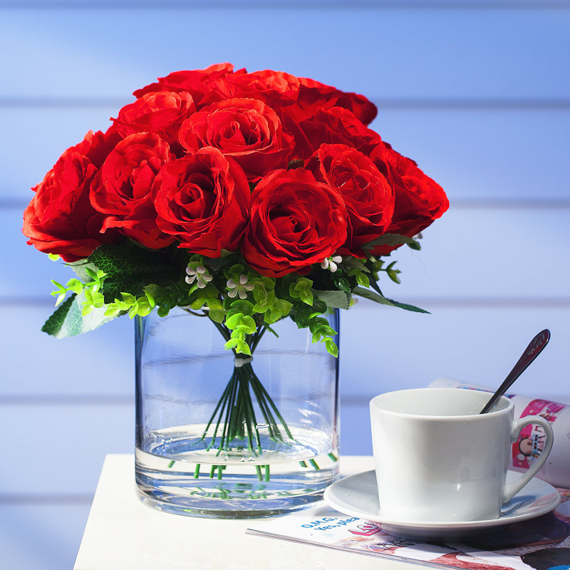 Arrangement floral roses en vase, Rouge
