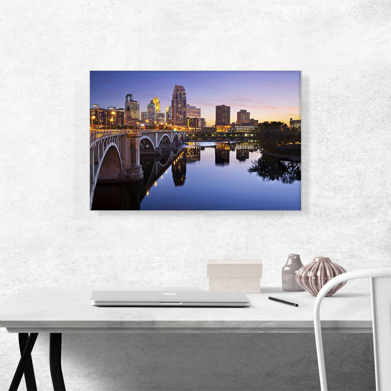 Minneapolis, Minnesota Bridge and Skyline - reproduction de photo sur toile tendue, H 18 po x l 26 po x P 1,5 po