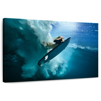 Surfer duck dive Sireci