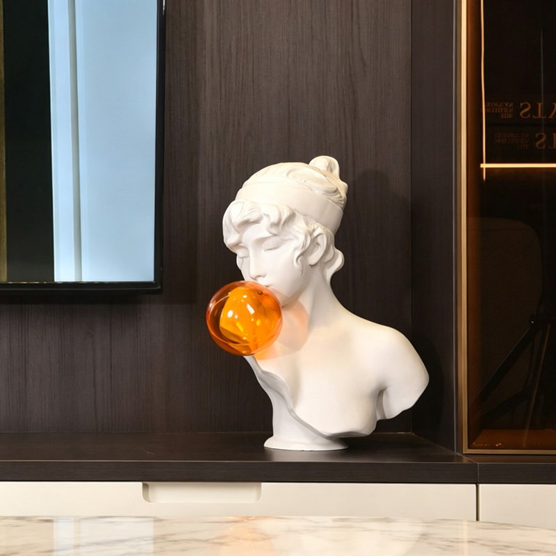 Objet décoratif en résine représentant une femme blanche avec acrylique, Orange