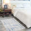 Tapis ivoire et bleu à motifs irréguliers-953844991