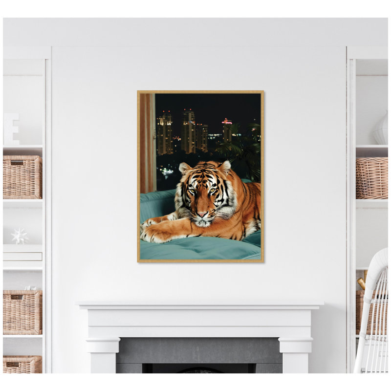 «Tiger in the City at Night 1» par Michael Schauer, reproduction d'art sur toile encadrée