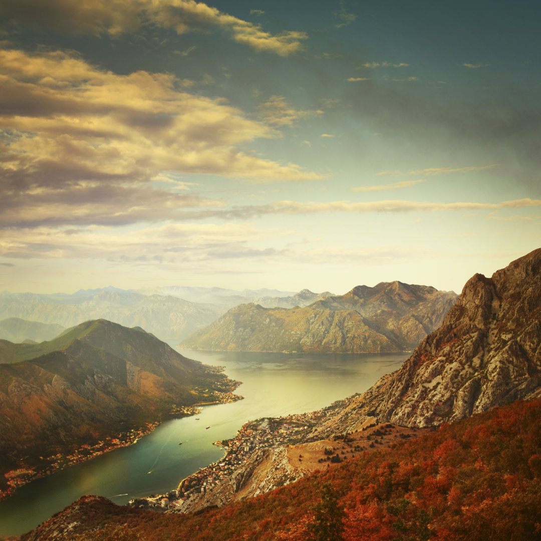 Berge und Bucht von O-che - Drucken