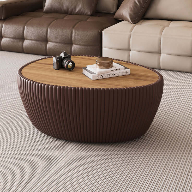Table basse moderne en cuir avec œufs d'oie pour salon avec plateau en marbre et fond en laiton, idéale pour les espaces variés