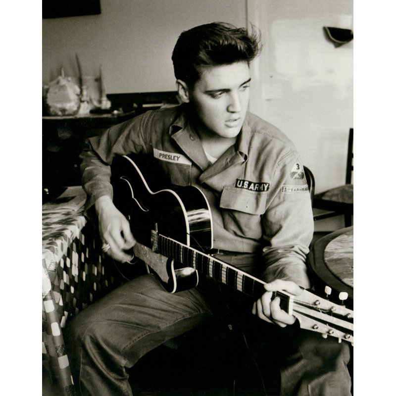 Elvis Presley portant un blouson de l'armée américaine, H 24 po x l 19 po
