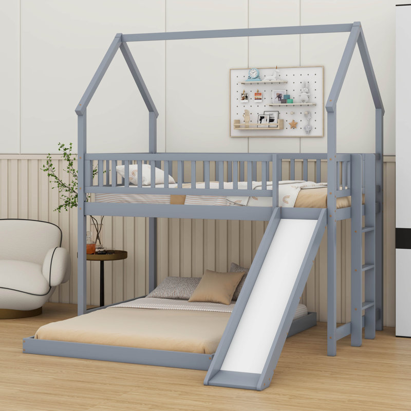 Structure de lit superposé en bois avec échelle intégrée et glissade, lit superposé simple au dessus d'une chambre double avec garde-corps pleine longueur
