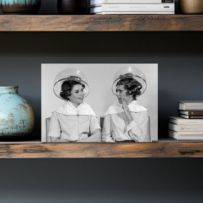 1960, deux femmes assises ensemble, commérages sous un coiffeur, art mural rétro rétro classique