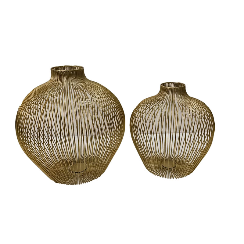 Lg. Vase en fil d'or, H 17 po x l 8 po x P 8 po