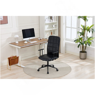 Chaise de bureau en cuir polyuréthane noir antique, avec accoudoirs, dossier haut, siège en mousse souple, pivotant à 360 degrés, pont élévateur réglable vers le haut et le bas, structure thermolaquée noire, base cinq étoiles, roues noires