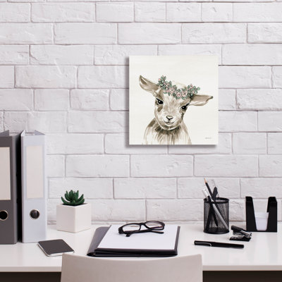 «Baby Lamb With Crown» par Yvette St. Amant, art mural sur toile, 18 po x 18 po