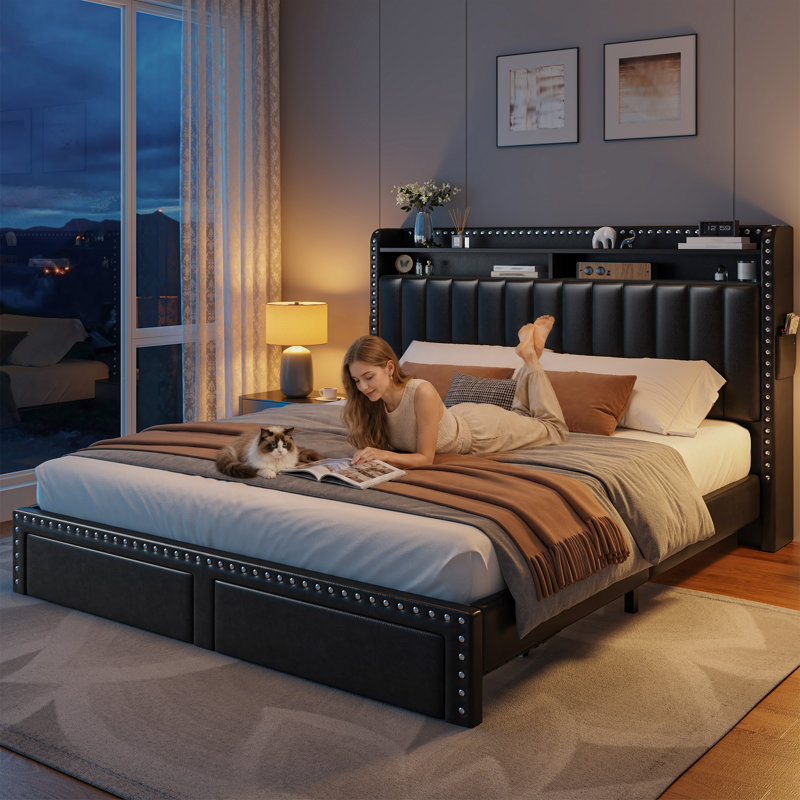 Cadre de lit Francille Queen Size capitonné avec décor de rivets, 2 tiroirs sous le lit, tête de lit à 2 niveaux avec poches latérales, sommier non requis