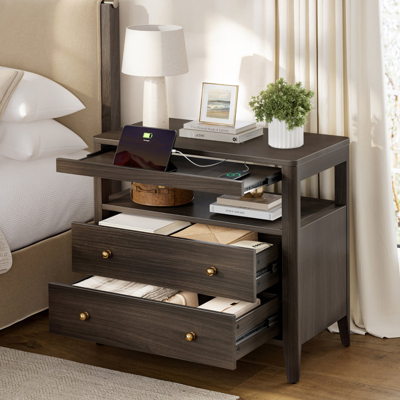     Table de chevet 27,5 po avec 2 tiroirs et tablette ouverte, table de chevet de style américain avec plateau coulissant et prise intégrée, convient pour la chambre à coucher ou le salon (ensemble de 2)