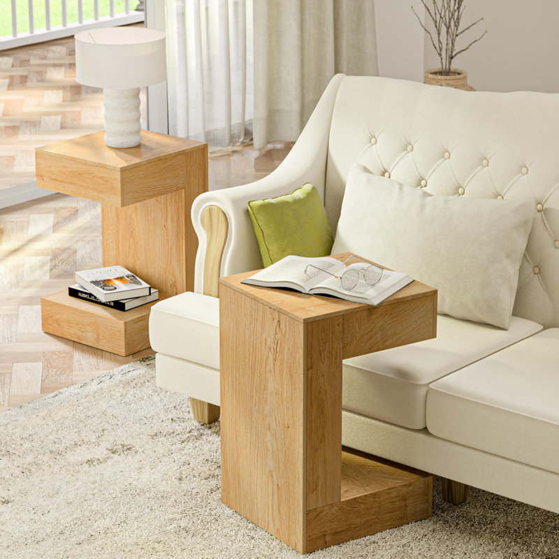 Ensemble de 3 pièces comprenant une table basse, 2 tables d'appoint, une tablette de rangement ouverte et un fini aspect bois naturel. Points clés
