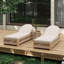 Cet ensemble de patio comprend 2 chaises longues, 2 coussins et 1 table d'appoint.-372233430