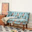 Chaise simple avec motif floral complexe et pieds en bois massif, idéale pour les intérieurs aux tons neutres, rose, mauve