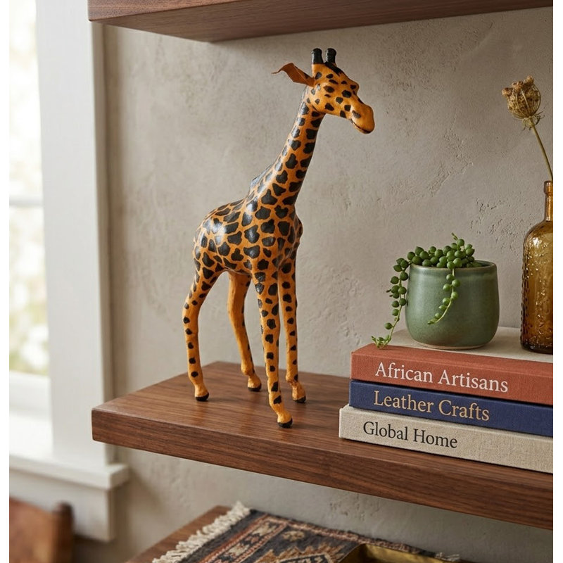 Giraffe debout en cuir Arran, H 24 po x l 14 po x P 5 po