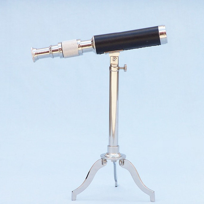 Télescope refractaire en cuir sur le sol