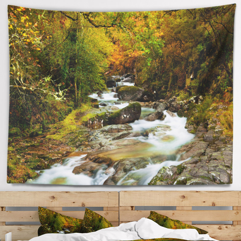 Rivière qui coule en tapisserie d'automne, H 68 po x l 80 po
