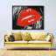 Baiser de lèvres brillantes sur fond noir, impression sur toile-98703492