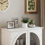 Armoire à porte arquée en verre avec plateau à niveaux et tiroir-134379793