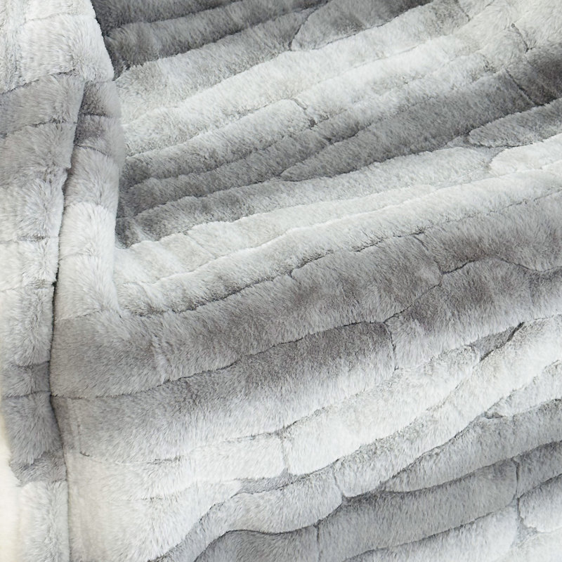 Couverture en fausse fourrure Furever, L 80 po x L 110 po, Gris / Argent
