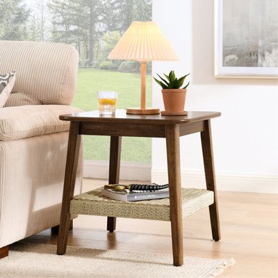 Table d'appoint de 23 po en noyer foncé avec tablette tissée pour la chambre à coucher, le salon et le patio, combinant un design moderne classique, un grand espace de rangement, une fabrication de haute qualité, une table en bois massif de style Mid-Century,