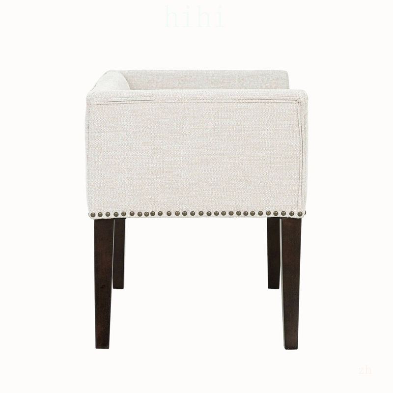 Banc rembourré compact et élégant avec dossier bas capitonné, accoudoirs évasés et tissu résistant en mélange polyester-lin pour une assise confortable.