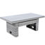 Mobilier d'extérieur beige avec tables mobiles et chaises inclinables