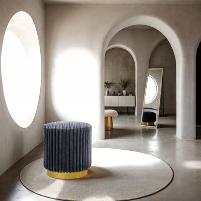 Tabouret décoratif contemporain avec base en acier inoxydable doré et tissu doux semblable à de la fourrure pour les salons modernes