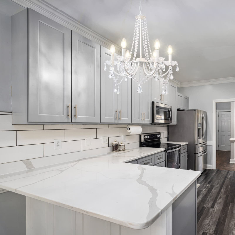 Lustre classique en cristal à 6 lumières avec détails en cristal Faheema, Blanc