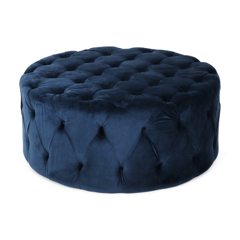 Velours bleu de style moderne pour des sièges confortables et polyvalents dans un espace de vie fonctionnel
