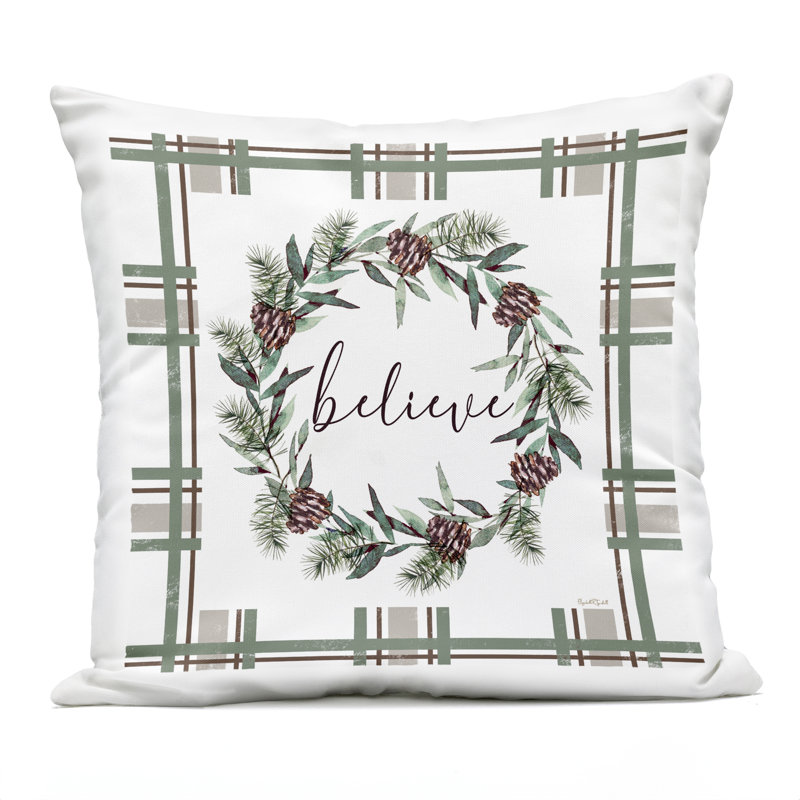 «Believe Wreath on Green Plaid», oreiller imprimé d'extérieur par Elizabeth Tyndall, Noël 2
