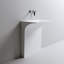 Évier mural moderne à surface solide avec drain linéaire caché, conception monobloc sans couture pour les petites salles de bain et les salles d'eau.