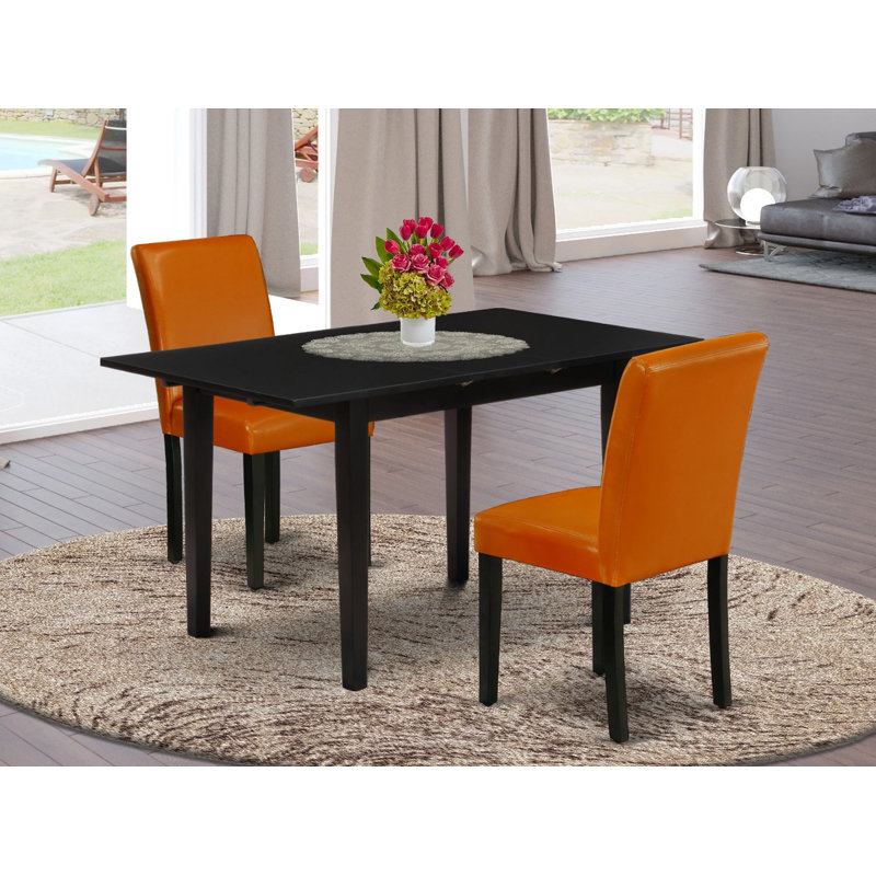 L'ensemble de table de salle à manger 3 pièces contient une table de salle à manger rectangulaire avec feuille papillon et 2 chaises Parson en similicuir haricot au four, noir