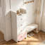 Armoire de rangement haute à 4 tiroirs, table de chevet étroite blanche et rose avec compartiment supérieur ouvert, tiroir de chambre avec joli bouton rond